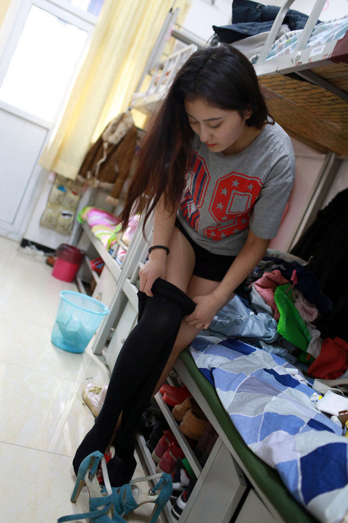 <em>90后</em>维吾尔族<em>女孩</em> 为演艺梦险退学_资讯频道_