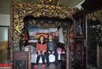 重庆男子25年搜集150张古董床 称给1个亿也不卖宝贝