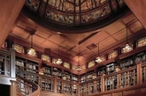 7/《星球大战》导演George Lucas于1985年在加州建造了这座自己的私人图书馆。
里面藏书27000册，还有许多照片及剪报档案，甚至还有派拉蒙与环球影城的不少资料。