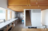 这是位于奈良县生驹市一个四口之家的屋子，这个叫“4N house”的房子是由ninkipen!设计完成。地面是一个儿童游乐区和房屋入口，二楼主要是厨房和书房，三楼则是居住区域和阁楼。

(实习编辑：张曦)