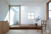 这是一套由tato architects所设计的作品“House in Itami”。由于房屋在伊丹人口密集区，所以建筑面积只有34.95平方米，TATO的设计师将其扩展到了95.79平方米。

PS：很长一段时间都没见白茶更新过日居设计，对于小编来说日居更注重房屋整体结构和居住者的密在关系，所以小编感觉结构大于软装，似乎少了些可参考性。不知道你是否喜欢日式家居，如果喜欢请留言告诉小编。(实习编辑：张曦)