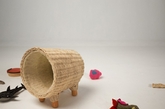 柳条是天然优良的编织材料，编织柳条也是一种传统的工艺。在儿童房里放这样一套质朴可爱又健康的家具，应该会让萌娃们爱不释手。