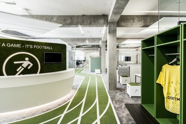  傻傻分不清楚：办公室装进足球场?足球场装进办公室