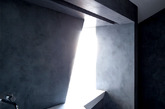 这是背山面海的马里布Montee Karp阳光住宅设计，在这里可以感受到海子口中的面朝大海，春暖花开。室内设计简洁明亮，在这个空间中行走分外宁静。阳光透过树叶照进室内，营造静谧氛围。（实习编辑：周芝）