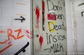 门上写着“不要打开，里面有死人”。这是模仿美剧《行尸走肉》里的场景。