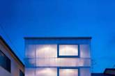 案例4： House in Tousuien
这间发光的房子由建筑师谷尻誠设计，其创新之处在于它混淆了传统的惯例。“我们可以将原本分开的范畴混合在一起，”谷尻誠说，“窗户可以是墙而强也可以是窗户。”（实习编辑：周芝）
