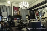 如果你觉得这样看不出水平，
可以再看郭敬明的上海豪宅，
客厅让人密集恐惧症。
东西太多，像《小时代》一样，只见堆砌不见审美。