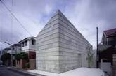 案例3： Aero House
这间位于东京西面的可持续住宅，拥有风力发电机和自然苔藓种植温室，在大约14平方米大小的区块里，进行着各项名为“环保”创新。（实习编辑：周芝）