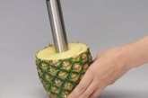 8. 易菠萝切片机
一个大菠萝，在短短几秒钟里变成菠萝肉。