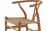 4、精益求精的：CH24椅（Y椅）- Herman Miller
CH24是丹麦设计大师Hans Wegner作品中最具知名度的作品，其轻盈、富有吸引力、舒适的流线造型与Y字支撑背板设计，因此被人们亲切的称呼为：Y椅。这把单椅采用传统工艺与简洁线条相结合。
除了实用性，各个部位的比例尺度都精确拿捏，每一处转角都打磨得细腻、圆润，给人舒适和亲近感。尽管造型看似简单，但每把单椅都需要经过100多个步骤制作完成，其中手工编织的坐垫需要使用120多公尺的纸纤绳，是品质与优雅共存的经典设计。（实习编辑：谭婉仪）