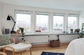 这是哥德堡舒适优雅的北欧纯白公寓设计，白色的主调让家沉浸在一片纯洁宁静的感觉中，清新自然地搭配呈现出生活的品味。每一处设计都可以看出生活的质感，加上宜人的室外风光，让人不得不陶醉。（实习编辑：周芝）