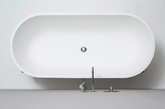 Norm Architects 联手意大利家具品牌 Ex.t 在最近的米兰设计周上展出新作——STAND 系列浴室家具，其设计灵感源于上世纪二、三十年代铁制结构家具的设计风潮。
STAND 系列依旧秉持 Norm Architects 的极简的设计语言。作品的核心归结到一个简单的金属结构底座，设计师将其进行了最大程度的简化处理，与陶瓷的主体相对应，形成轻盈、优雅的视觉印象。（实习编辑：谭婉仪）