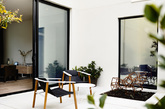 这座位于墨尔本的住宅是由 Steve Domoney 精心打造的。光滑的白色外观显得大气而坚韧。一个露台，视野宽阔，可以欣赏到外面的风景。简约优雅的室内装修凸显了生活的品质。（实习编辑：周芝）