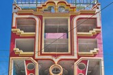 本次展示的是Freddy Mamani Silvestre的疯狂几何建筑艺术：这些奇怪的装饰，色泽鲜艳的建筑物是在玻利维亚，这是新的玻利维亚的建筑风格的代表作，这是开始在2006年的总统选举莫拉莱斯之后，玻利维亚民族自豪感变得比以往任何时候都重要。这些建筑被称为cohetillos——“宇宙飞船”。而这些华丽的建筑背后是一位叫Freddy Mamani Silvestre的建筑师，他在这个城市已经设计了60个建筑，他的建筑风格将重新改变或者说是从新定义这个城市的面貌。（实习编辑 孟璇）