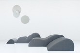 沙丘／Dune 是由 Smarin 的设计师 Stéphanie Marin 带来的一款躺椅，四个不同大小和形状的模块可以随意混合搭配到一块，在室内或室外创建一个放松的场所。阳光、沙丘，再来一片树荫就是休息、阅读、或眺望远方风景时的绝配。（实习编辑：谭婉仪）