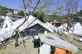 如同一般向天空盛开的花朵，这幢多面体住宅由 IROJE KHM 建筑事务所设计，位于韩国首尔交郊外的北汉山国立公园附近的坡地。为了满足业主「生活在大自然」的需求，设计师将整幢住宅围蔽起来，创建了一个独立的「小世界」，在棱角分明的外墙下却包含种大大小小的户外庭院，设计团队力求尽可能的让绿色带与自然植被覆盖所有户外区域。在精心定位的客户位置下，内部容积不仅沐浴在自然光线下，还保证了居住者的私密性。（实习编辑：谭婉仪）