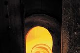 熔制阶段
Ruutu 采用了玻璃吹制的方法制作，首先根据制作尺寸的大小决定将要熔化的玻璃量，之后放入大约有 1450 摄氏度窑炉熔化。玻璃的上色，也需要在这一阶段同时完成。