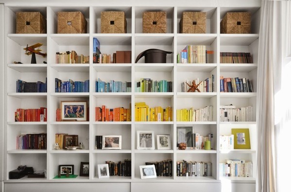 英伦小公寓打造开放式书柜既完美收纳又增一丝书卷气