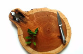田园诗意般厨房：刀俎(zǔ)和原木更配哦。一块砧板，一把小刀，几颗蔬果，一片面包，发现原木生活如此诗意。厨房里也可以发现生活的美。慢生活，慢慢欣赏。