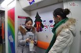 在郑州，“爱情专列”也曾甜蜜到站。2014年的平安夜，郑州地铁1号线开出了“爱情专列”，接送那些正享受着甜蜜与幸福的“爱情拥抱者”们。