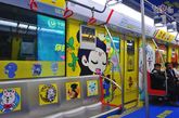 除了治愈系的“开往春天的列车”，也有萌萌系的“动漫专列”。 今年4月，杭州开了一列动漫专列，列车以黄色为主打，头顶是蓝天白云的清新配色，两侧的墙上则是许多杭州知名动漫形象。