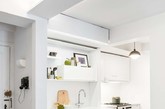 这间公寓位于美国纽约曼哈顿格拉梅西公寓附近，厨房空间被放大，从而有了更多的工作空间。集成水槽与白色橱柜增加了新的抽屉，从而让柜子桌面空间增加，同时有着宽敞的收纳和冰箱。（实习编辑：谭婉仪）