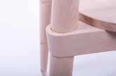 Next Gift 椅子之所以能够作为扁平化设计，靠的是上图中的连接位。这种设计对梁而言不仅仅能够降低运输成本，还能够带给使用者全新的温暖体验，就像是收到礼物一样。椅子采用榉木制作，木纹清淡简约，椅腿与地面的接触部分形状浑圆，为椅子造型增添了一丝可爱的气息。
设计：梁思慧 工业设计学院家具工作室 547386991@qq.com  丨 指导老师：温浩 周安彬