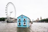 总有新想法的 Airbnb 这回到了英国伦敦，漂浮房屋的创意初衷是为了给旅客们提供一个与众不同的观赏伦敦风景的方式。从房屋的设计上考虑，居住在此旅客不仅能欣赏到泰晤士河两岸的景貌，也能同时体验到英国伦敦建筑的风格。这幢蓝色的小屋包括两间卧室、一间浴室、一间客厅、以及一个宽阔的草坪庭院、小狗屋、苹果树，可同时允许四人入住。设计师们特别挑选了一些优质的读物供漂流阅读，同时也让屋内的内饰充满温馨格调，让旅客拥有如同家一般的舒适体验 ，全程的晚餐还将由米其林的星级主厨 Robert Ortiz 操刀 ，让你在傍晚的河边美景相伴下品尝到秘鲁的美食风味。（实习编辑：谭婉仪）