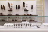 商店中央一个长型桌子讲述了鞋匠的手艺。包括一个1:100比例的Cheaney工厂模型和一个分层展示Cheaney如何制鞋的过程，展现出一个百年品牌的历史感。前后两个区域在家具的选择和色彩都经过细致的处理，在展现出历史的同时，也为顾客营造舒适的购物体验。（实习编辑：谭婉仪）