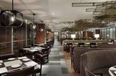 北京Charme Restaurant港丽餐厅空间创意设计。工业化设计风格在中国的餐厅中别具一格，但是不知道在这样的空间中用餐心情会怎样。