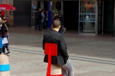走路累了吗？来这里歇歇脚！一组可爱的城市公共座椅。Adrian Blanc设计的城市创意公共座椅Boll，简洁方便，充分利用道路上的路桩，行人的福利啊！