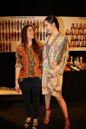 法国夫妇改装大巴 一家六口自驾游至新疆