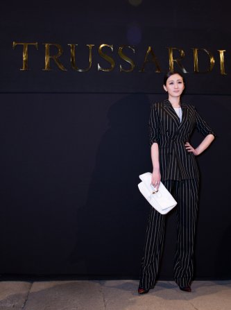 法国夫妇改装大巴 一家六口自驾游至新疆