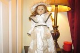 2.鬼娃娃
如果你在eBay上输入“haunted”(闹鬼)，会蹦出56,000多个结果，而其中有很大比例都是鬼娃娃。再次声明，我很怀疑这些所谓的鬼娃娃仅仅是被套上一个恐怖故事的有着恐怖长相的娃娃，但它们还是……长相很恐怖。这个瓷娃娃被描述为“高度活跃”的，她倒是并不邪恶，只是很淘气——她会叫唤你的名字，并且把你的东西藏起来不让你找到。她的价格是60刀。