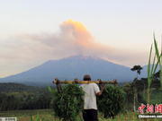 印尼拉翁火山持续喷发 火山灰直窜云霄达3300米