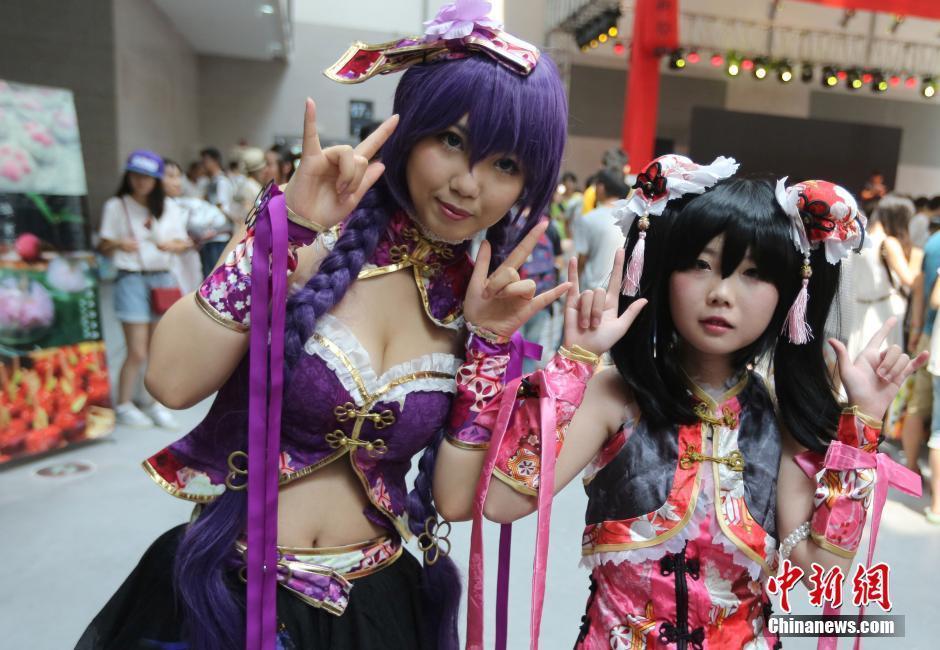 <em>动漫</em>爱好者聚会南京秀个性 美女拿<em>内裤套头</em>_游