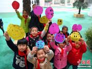 郑州小学生绘制卡通笑脸迎“世界问候日”