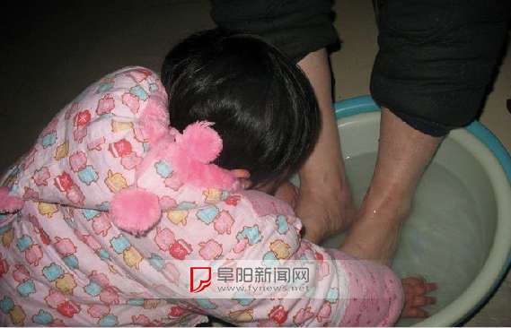 阜阳两岁半娃娃给外婆洗脚 照片上网后网友点