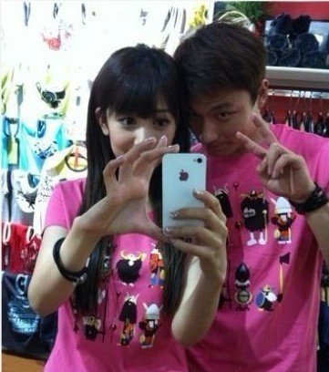 郜林晒幸福秀合影 女友深大校花清纯萝莉(组图