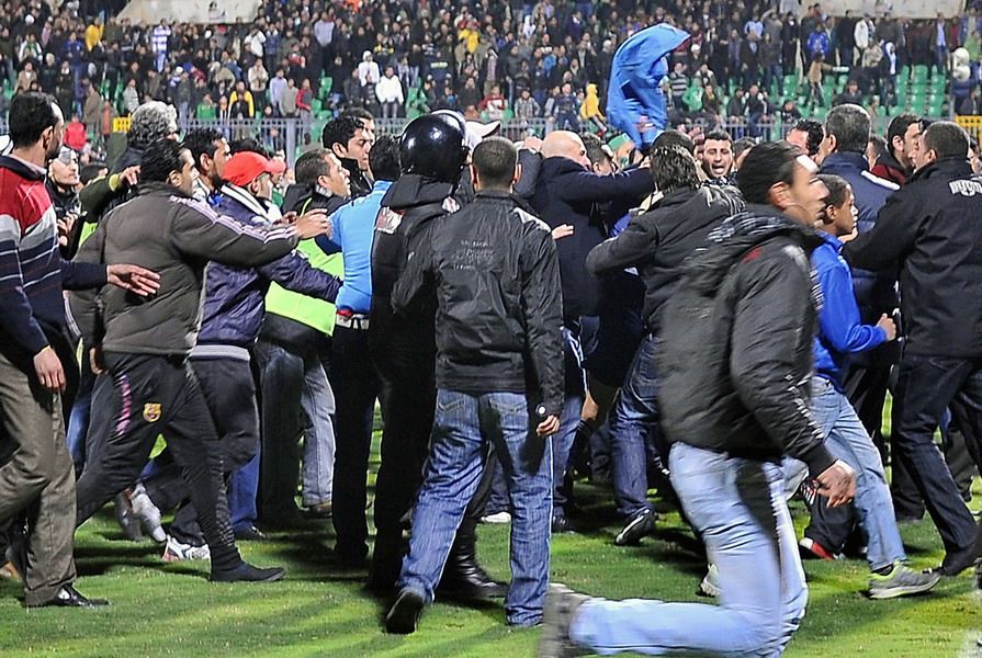 埃及足球联赛爆发大规模球迷骚乱74人丧生