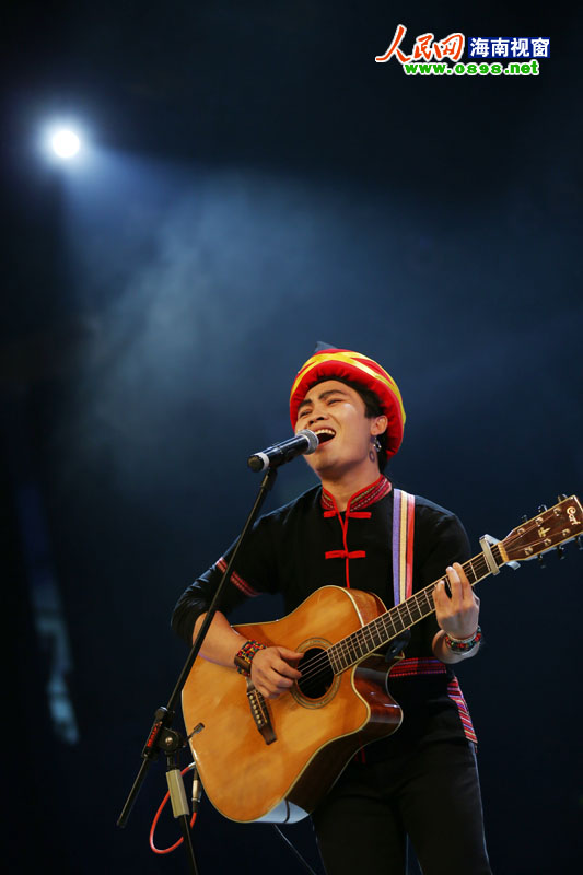 海南少数民族文艺会演:舞蹈歌曲精彩斗艳