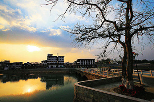 图:万泉镇的水乡风情.图:万泉风情小镇的临街建筑.