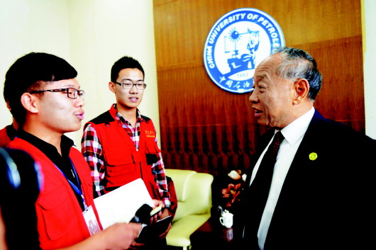 李肇星(右一)与中国海洋大学的学子亲切交流。