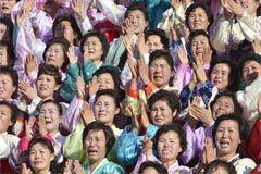 金正恩与军人家属合影