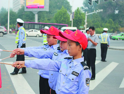 大手牵小手 石家庄小交警上路指挥交通[图]