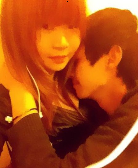 网曝90后开房炫富 百万钞票铺满床 还发艳照_