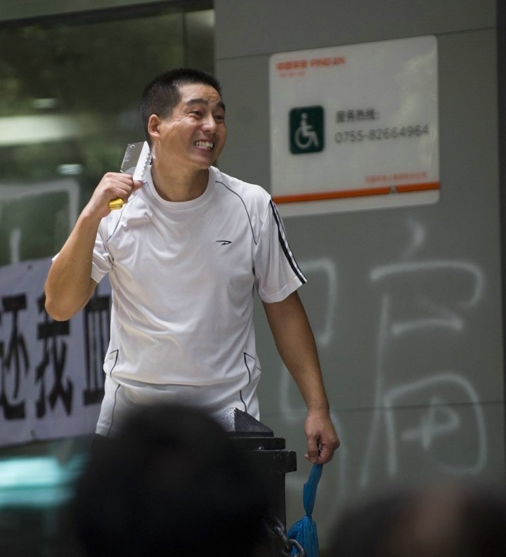 深圳平安人寿客户左手汽油右手菜刀求退保