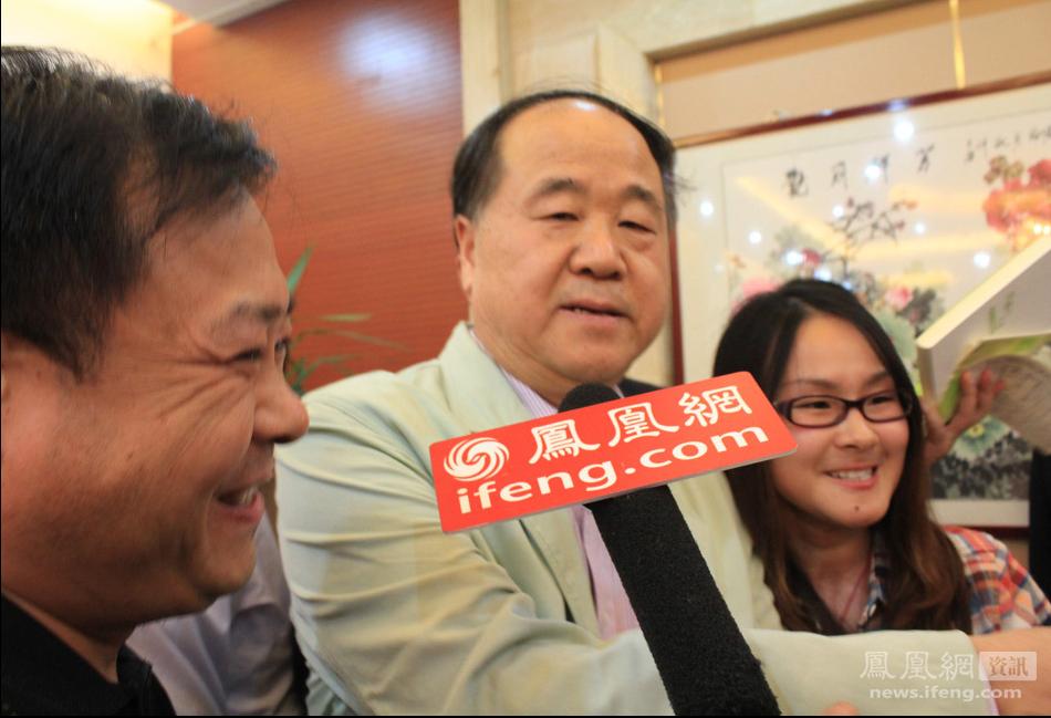 北京时间10月11日19时，瑞典诺贝尔奖委员会宣布，2012年诺贝尔文学奖获得者为中国作家莫言。图为莫言在高密凤都国际酒店贵宾接待厅举行记者发布会。