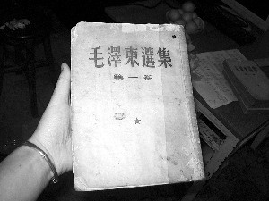 六旬老太痴迷红色收藏40年屋内摆满红色书画