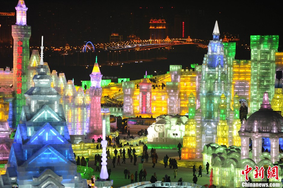 哈尔滨国际冰雪节开幕 置身彩色城堡尽享冰雪快乐